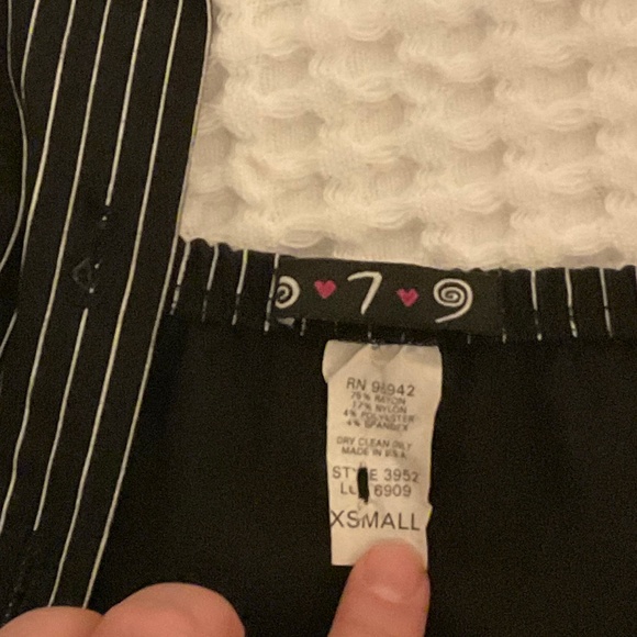 Y2K unique backless pinstripe black & white vest - Picture 6 of 6